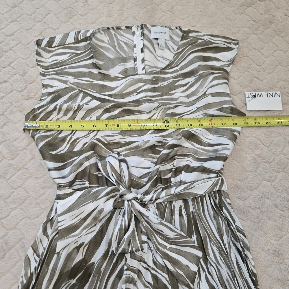 Nine West Green Animal Stripes Pleated Bottom Dress, Size Medium NWT - Picture 4 of 11